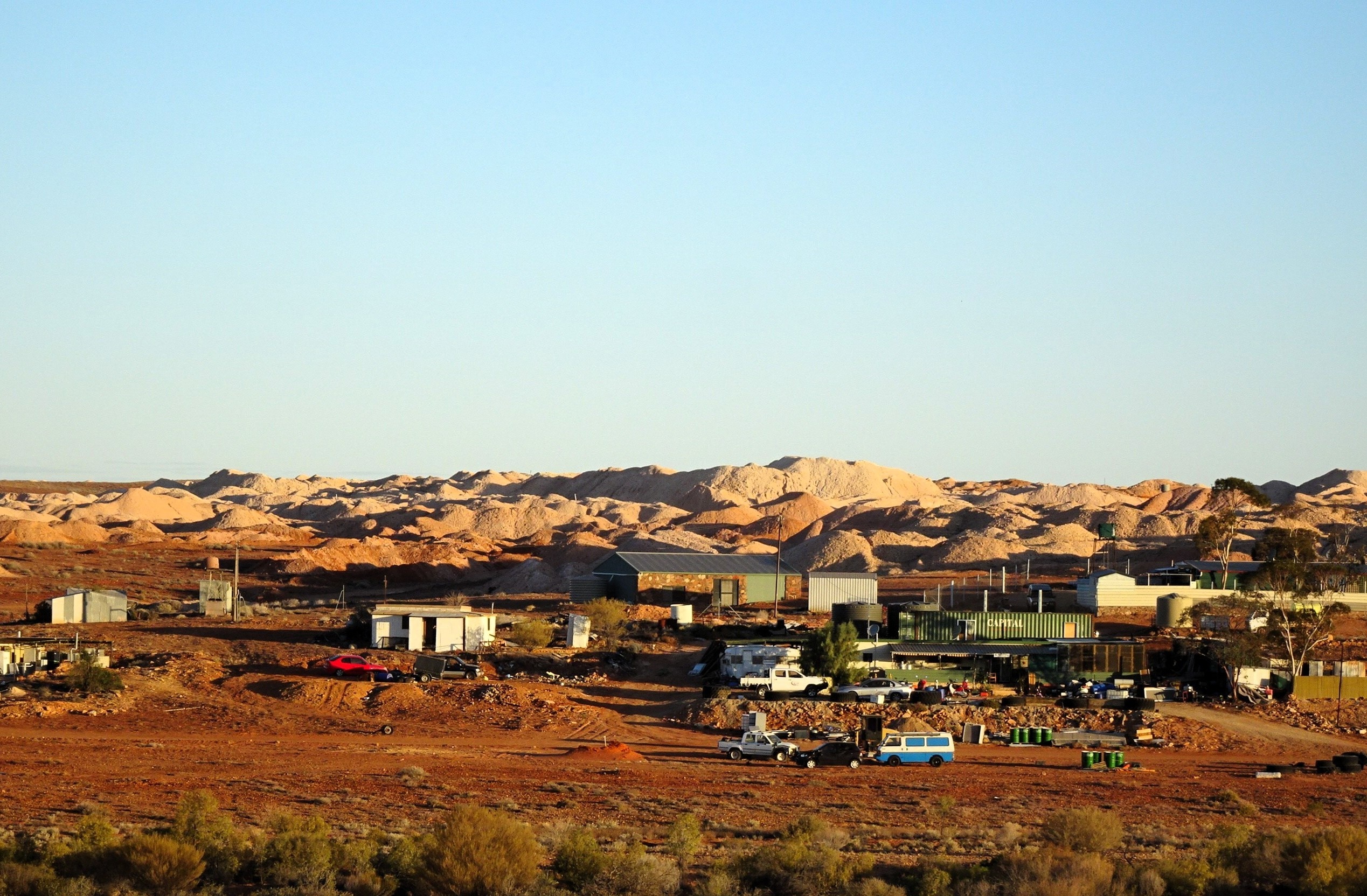 Un edificio solitario en un paisaje rojo.