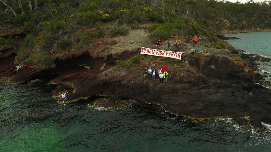 No fish farm banner on rocks.