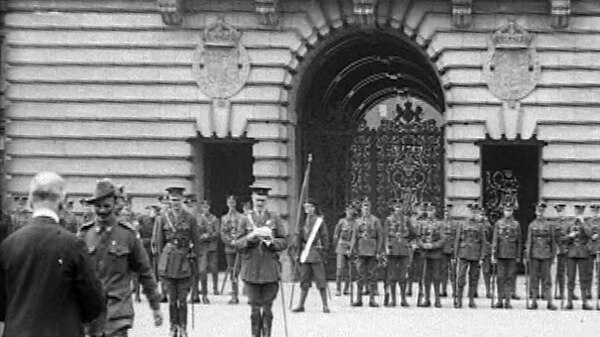 King George and soldiers at a formal parade outside Buckingham Palace in 1917