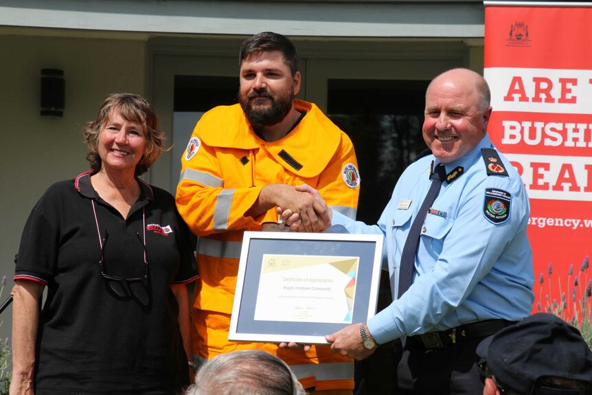 The DFES Commissioner hands a certificate fore being bushfire ready.