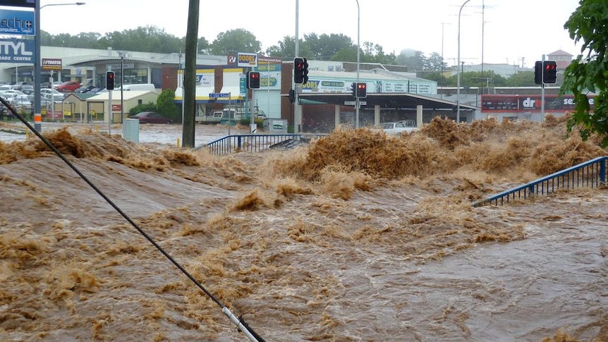 Flash flooding roars down Herries Street, Toowoomba (User submitted: Nicole Hammermeister)