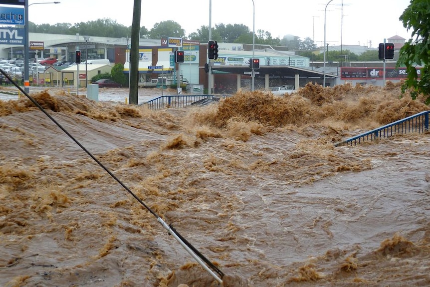 Flash flooding roars down Herries Street, Toowoomba (User submitted: Nicole Hammermeister)