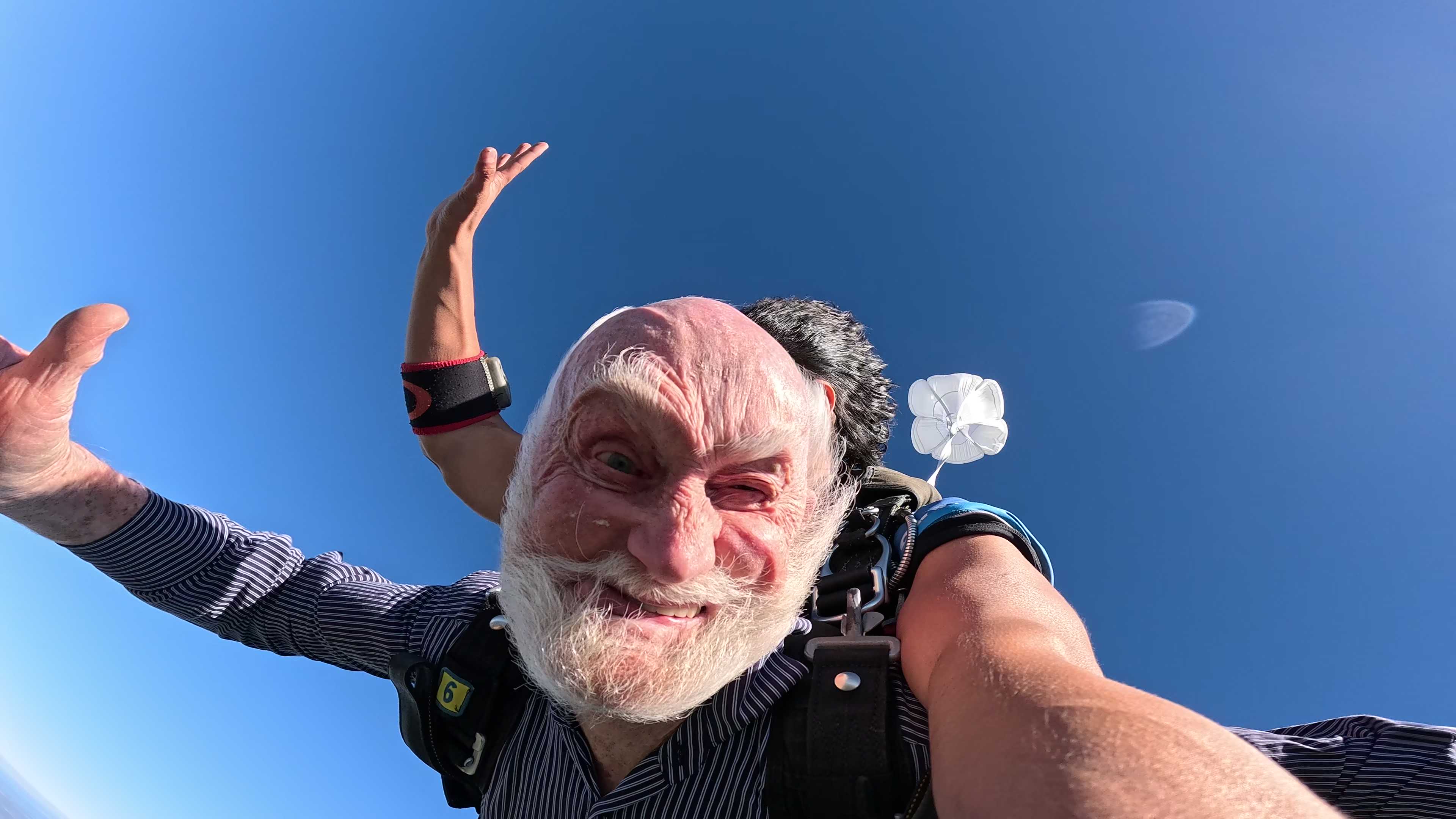 Adrenaline junkie 89yo skydives to celebrate his birthday