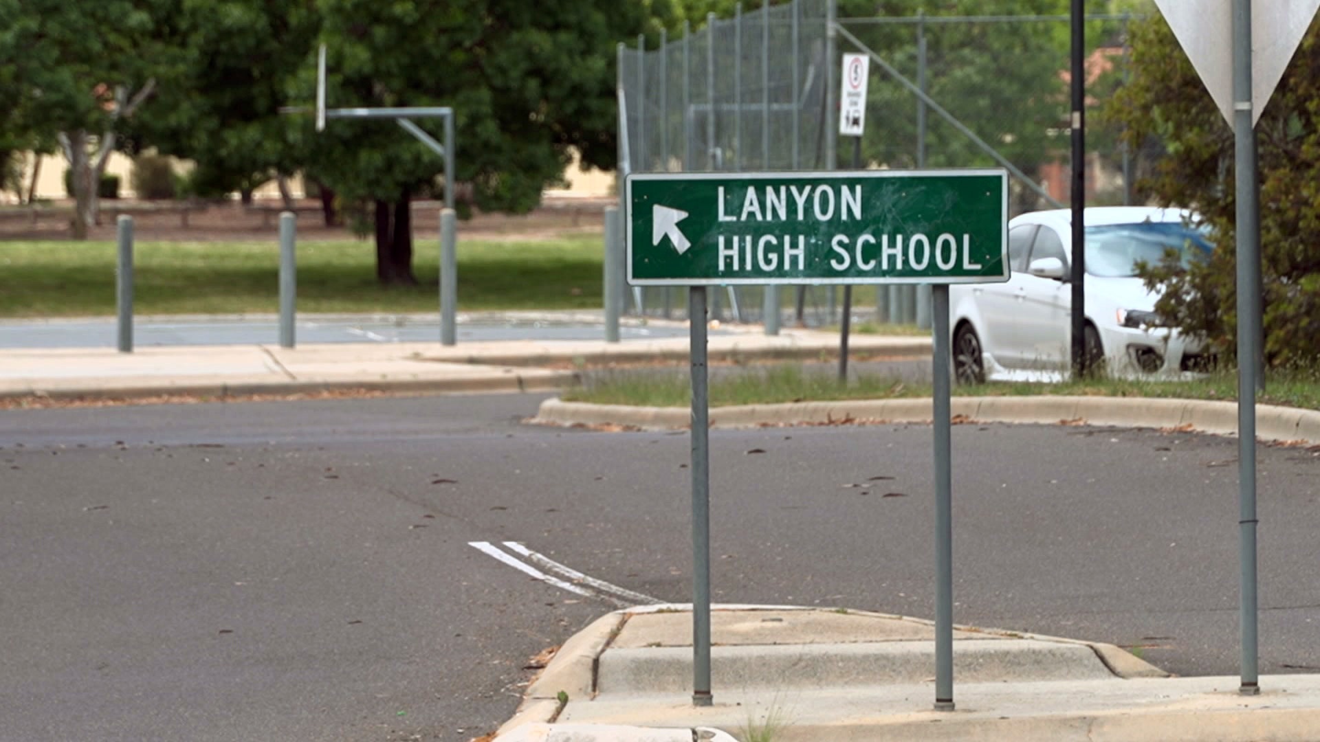 Minister apologises for communication delay of alleged school knife attack