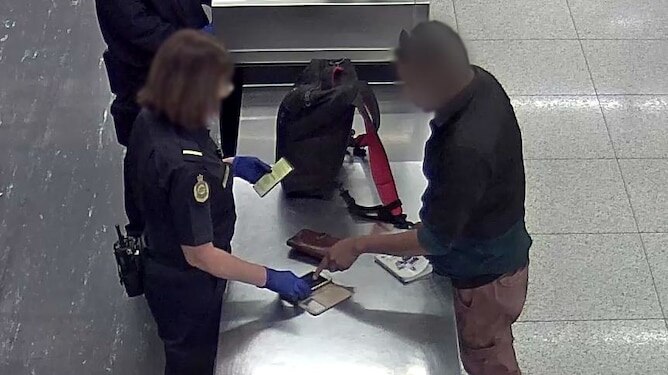 Seorang pria sedang diperiksa petugas airport