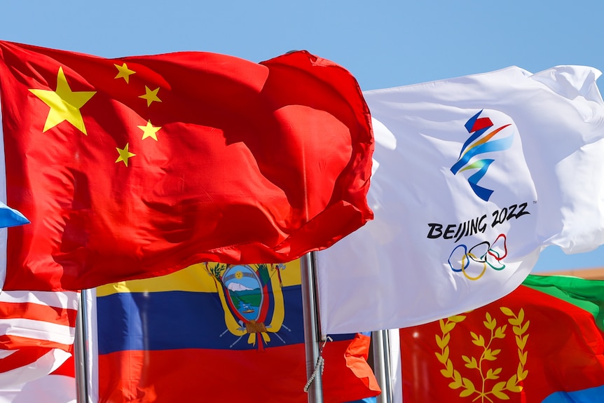 Des drapeaux flottent au village olympique d'hiver de Pékin avant les Jeux olympiques d'hiver de Pékin 2022