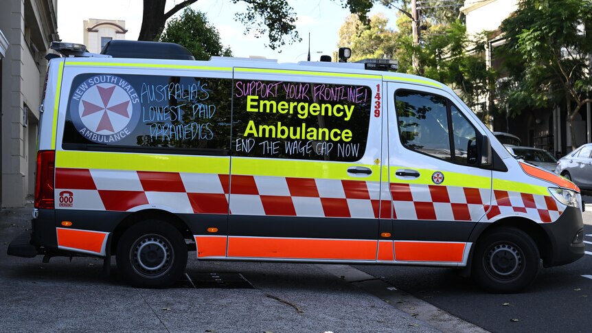 Les ambulanciers paramédicaux acceptent une augmentation de salaire moyenne de 25 % sur quatre ans de la part du gouvernement de Nouvelle-Galles du Sud, pour éviter un débrayage massif