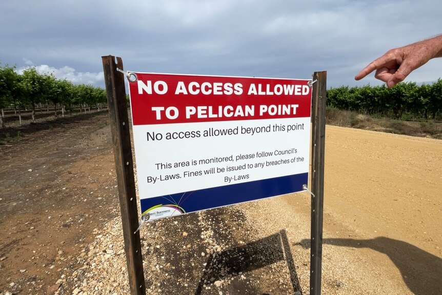 На табличке написано: «Доступ к мысу пеликанов запрещен».  Он красный, грозит штрафом в десять тысяч долларов. 