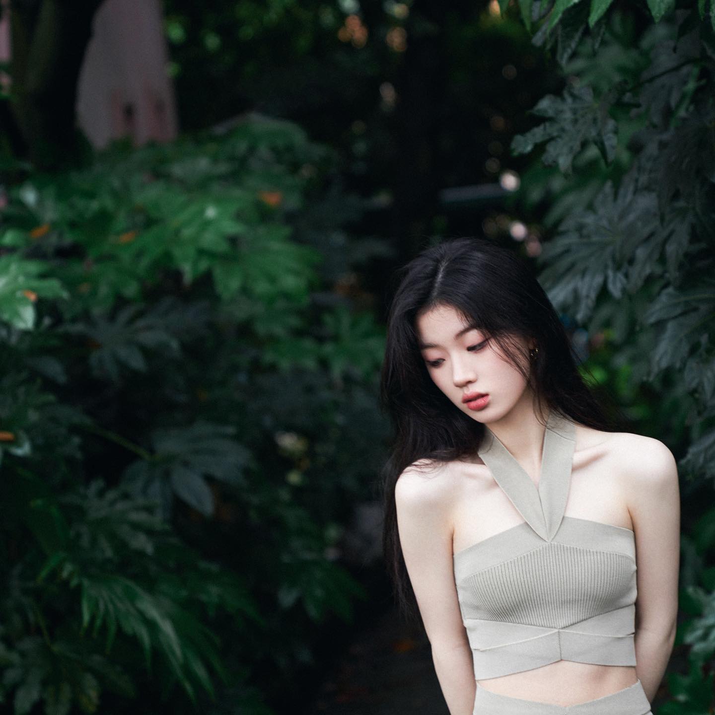 一名女明星在树林前拍照