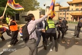 联邦警察局警员与反对王毅到访澳洲的示威者发生了肢体冲突。