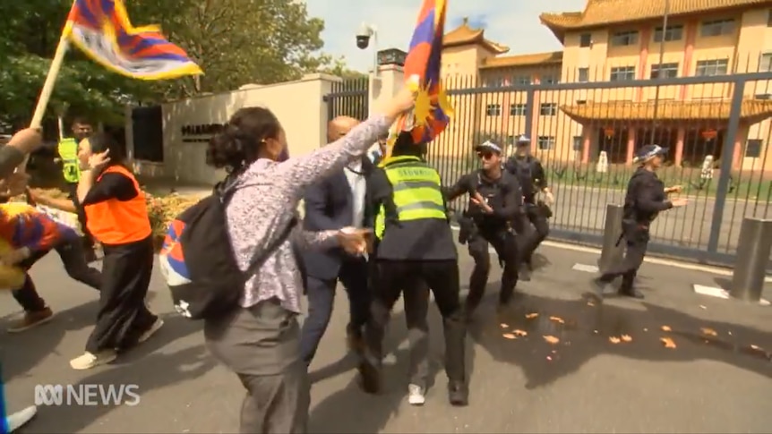 联邦警察局警员与反对王毅到访澳洲的示威者发生了肢体冲突。
