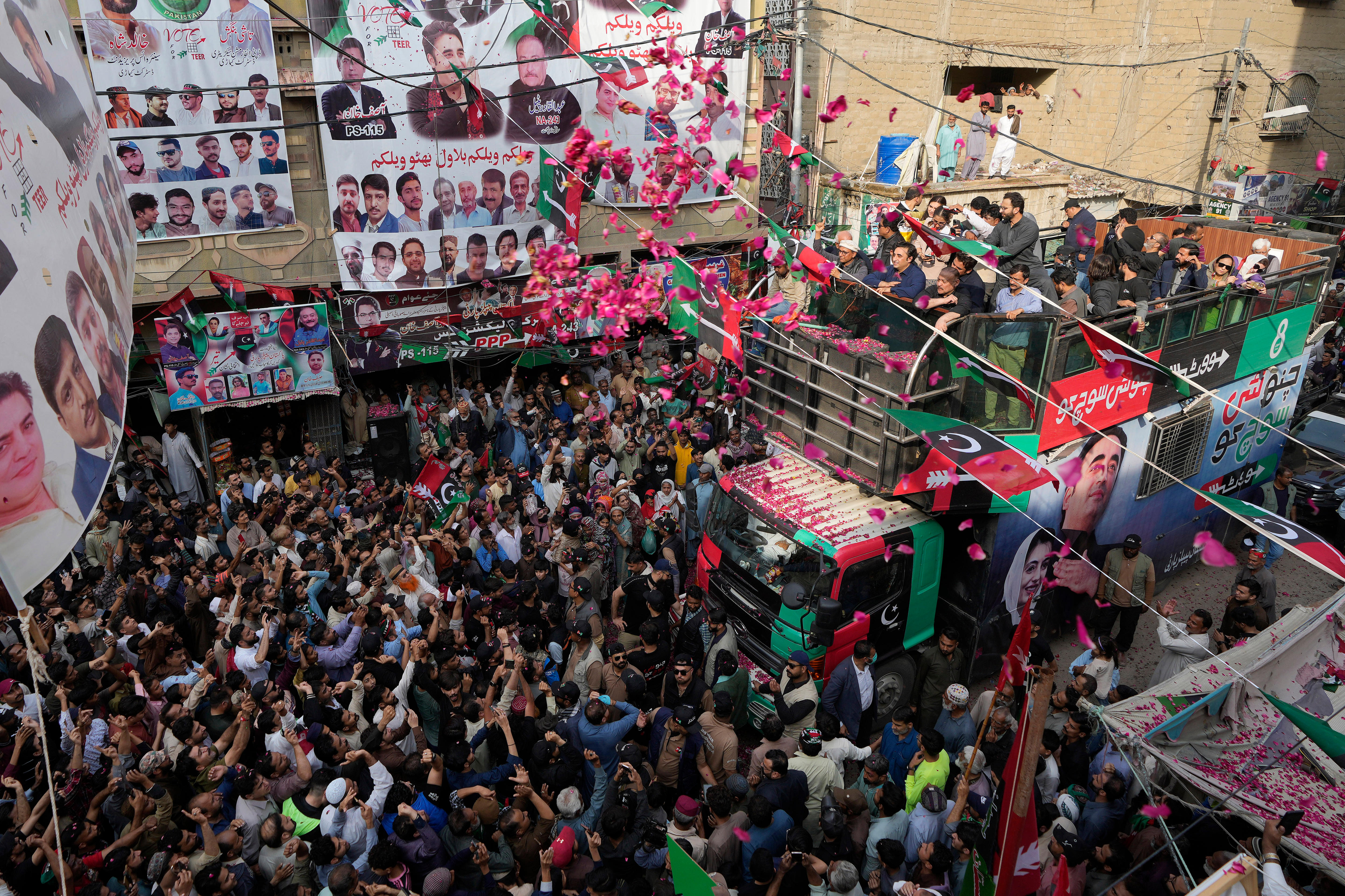 Bilawal Bhutto Zardari fala aos apoiadores em um caminhão durante um comício de campanha lotado.