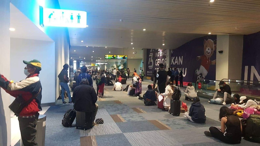 Antrian untuk menjalani rapid tes bagi penumpang yang baru mendarat di Bandara Soekarno-Hatta hari Sabtu (16/5/2020).