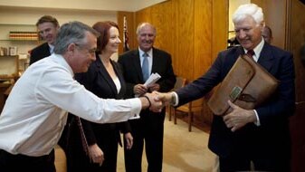 Wayne Swan, Julia Gillard and the independents (AAP: Andrew Taylor)