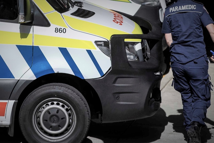 Ambulance non identifiée de Tasmanie ambulancière près d'une ambulance