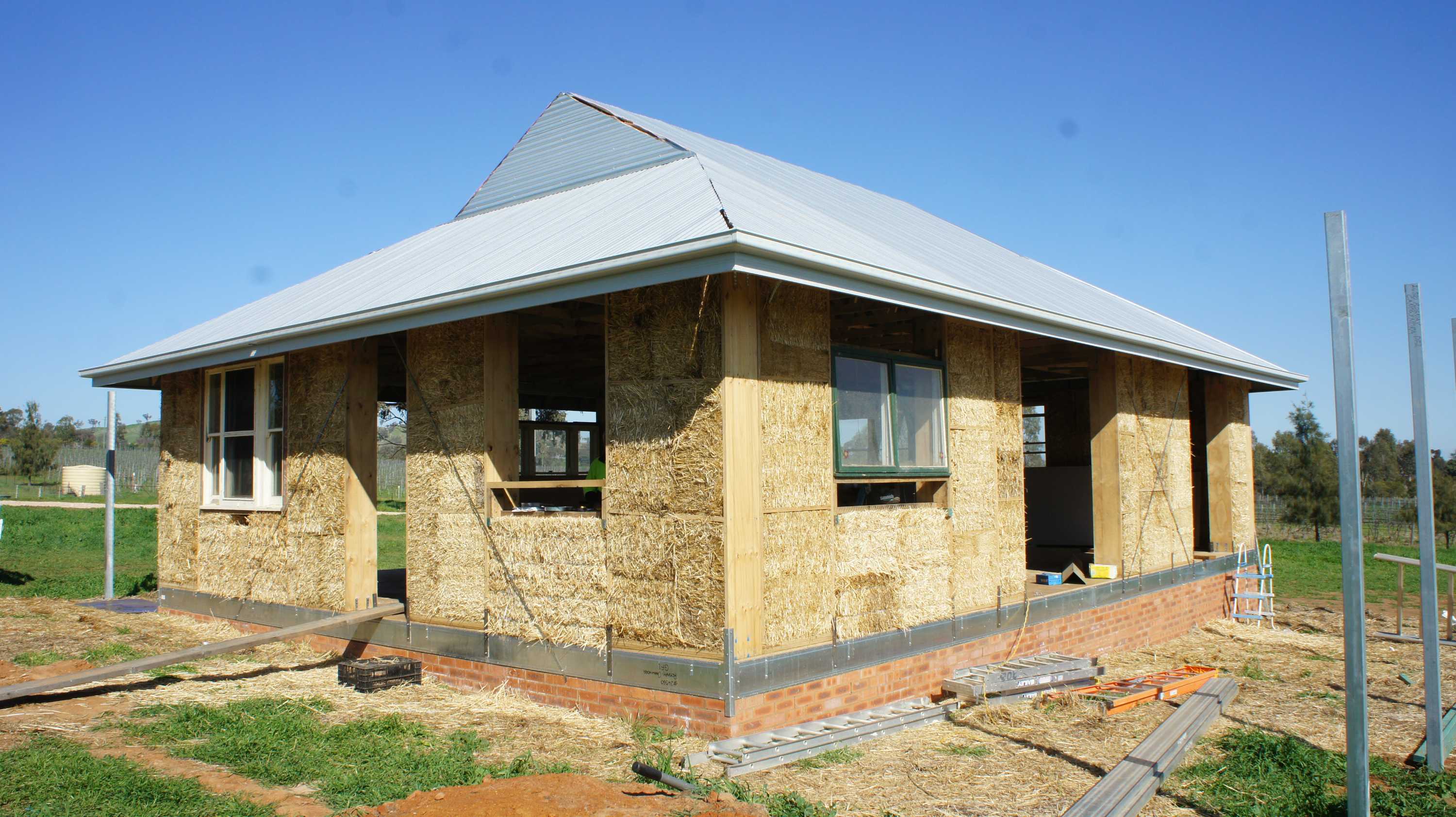 Latest Technology In Straw Bale Home Construction Comes To Canowindra Organic Farming Community Abc News