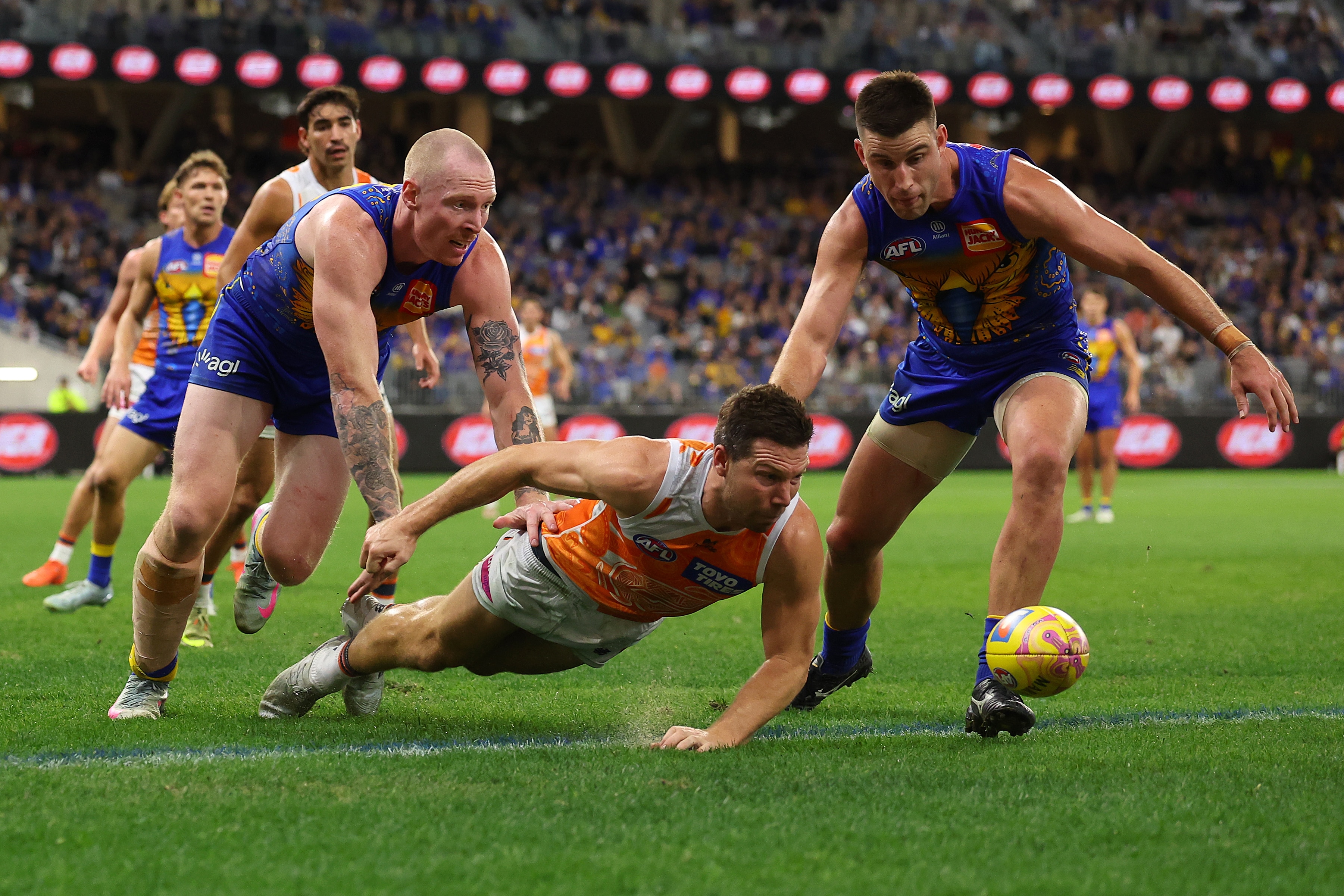 Live: Giants, Blues looking for wins in battle for AFL wildcard