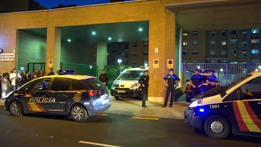 Police stand guard outside the residence of Teresa, a Spanish nurse with Ebola virus, on October 7, 2014 in Alcorcon.jpg