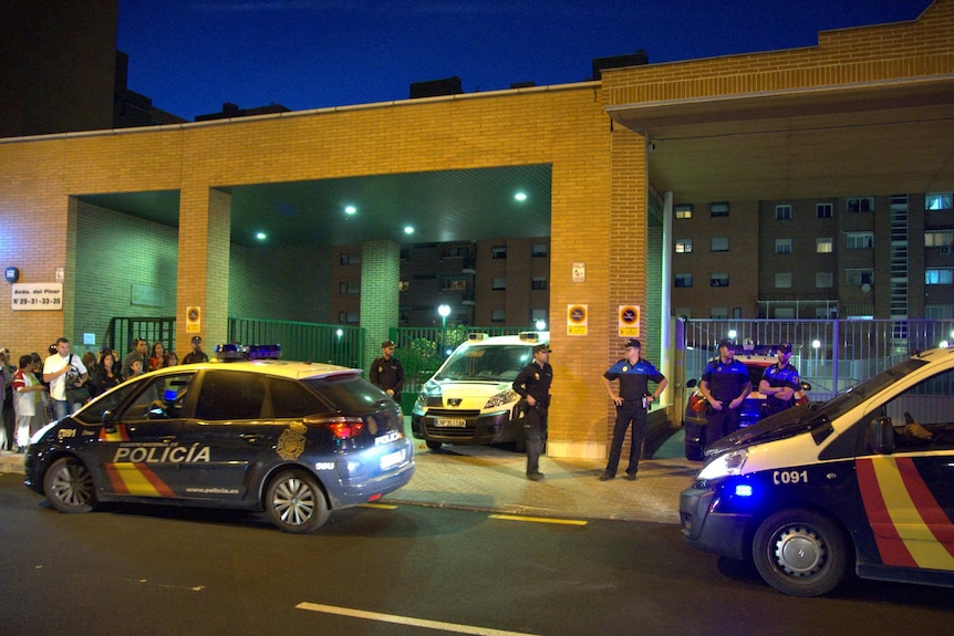 Police stand guard outside the residence of Teresa, a Spanish nurse with Ebola virus, on October 7, 2014 in Alcorcon.jpg