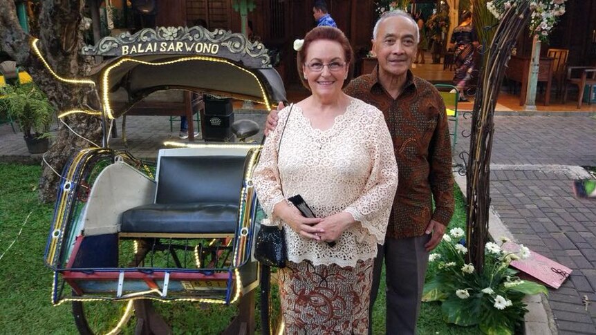 Pra Kromodimoeljo bersama istri Lorraine Rae dalam salah satu kunjungan ke Indonesia.