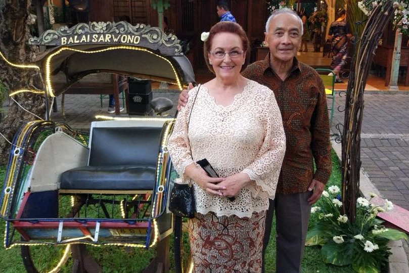 Pra Kromodimoeljo bersama istri Lorraine Rae dalam salah satu kunjungan ke Indonesia.