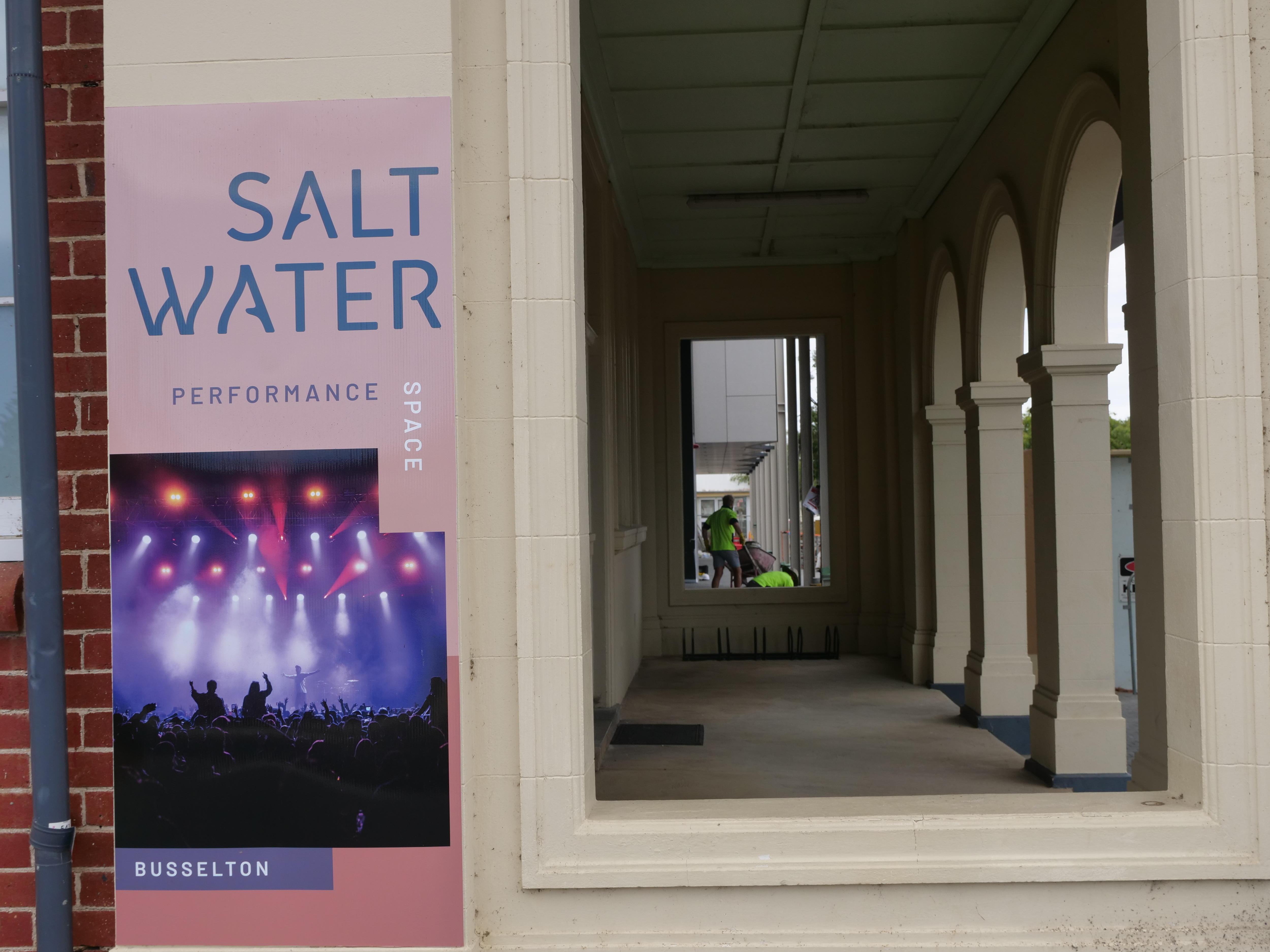 Un cartel de agua salada y algunos trabajadores de la construcción. 