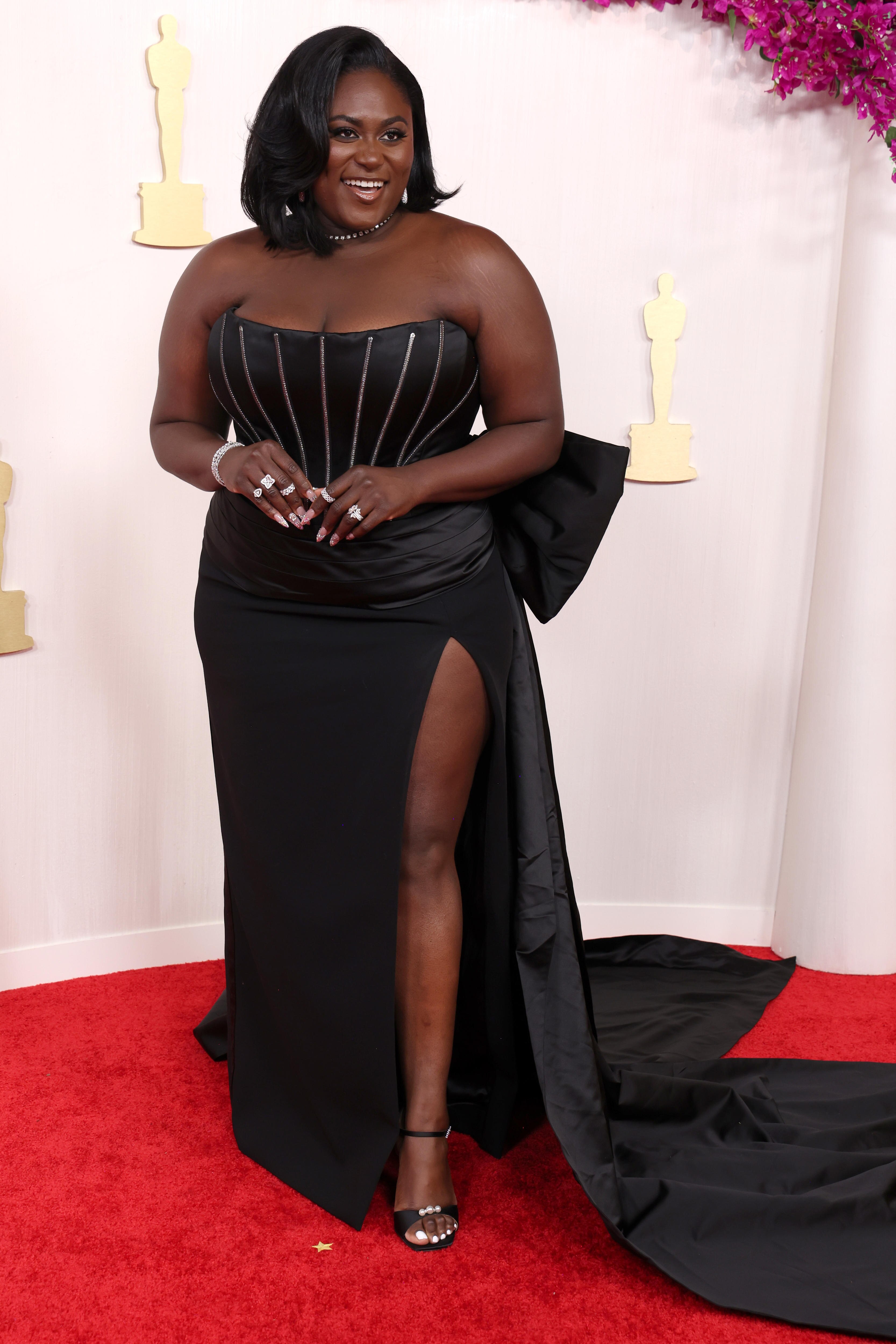 Danielle Brooks con un vestido negro con hombros descubiertos en la alfombra roja de los Oscar