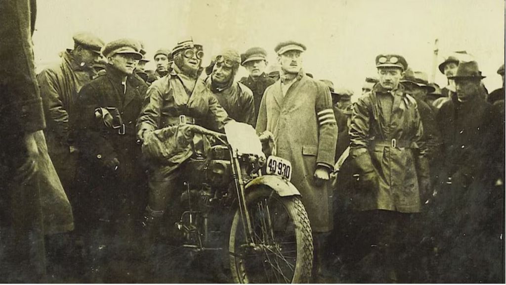 Vintage bike race re-enactment in Goulburn - ABC News