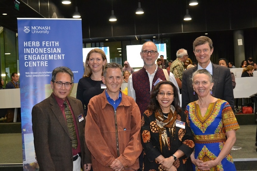 Prof Ariel Heryanto (depan paling kiri) dalam peluncuran Herb Feith Indonesian Engagement Center bersama tamu lainnya.