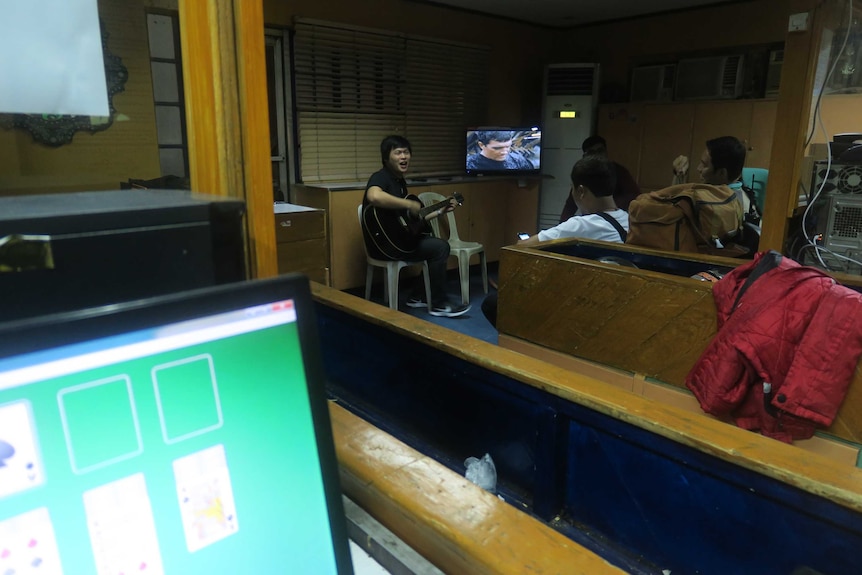 Filipino media at Manila's police headquarters