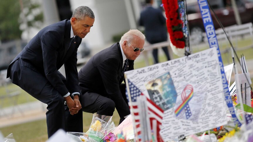Barack Obama and VP Joe Biden place flowers at Orlando memorial.