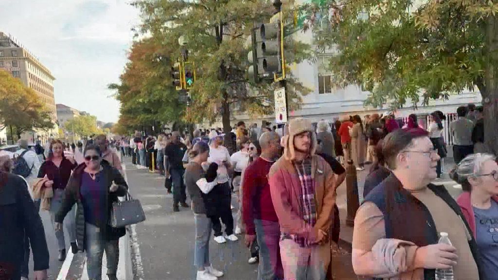 Timelapse shows long queue to get into Kamala Harris's DC rally - ABC News