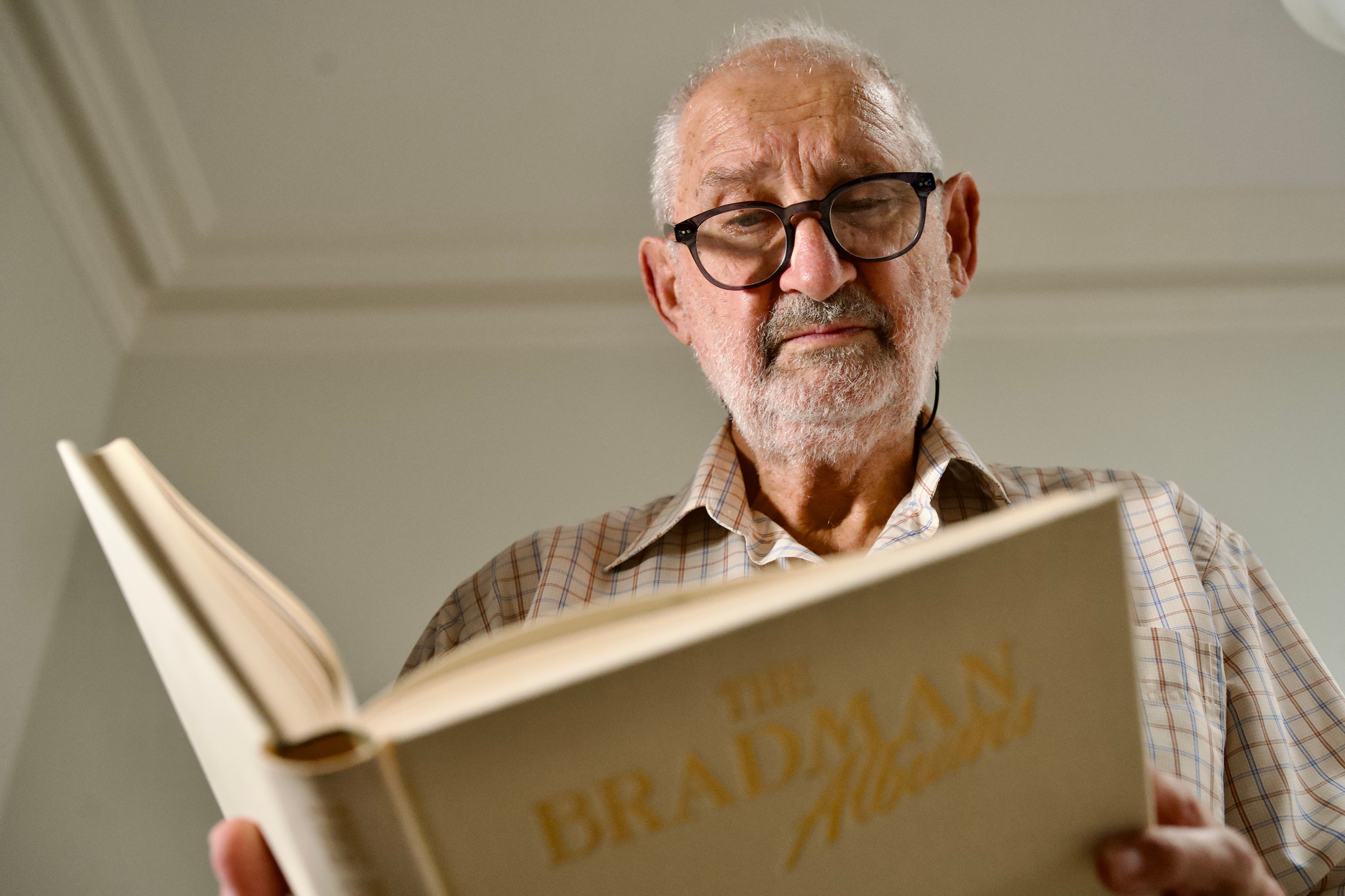 Писатель и журналист по крикету Майк Кауард.