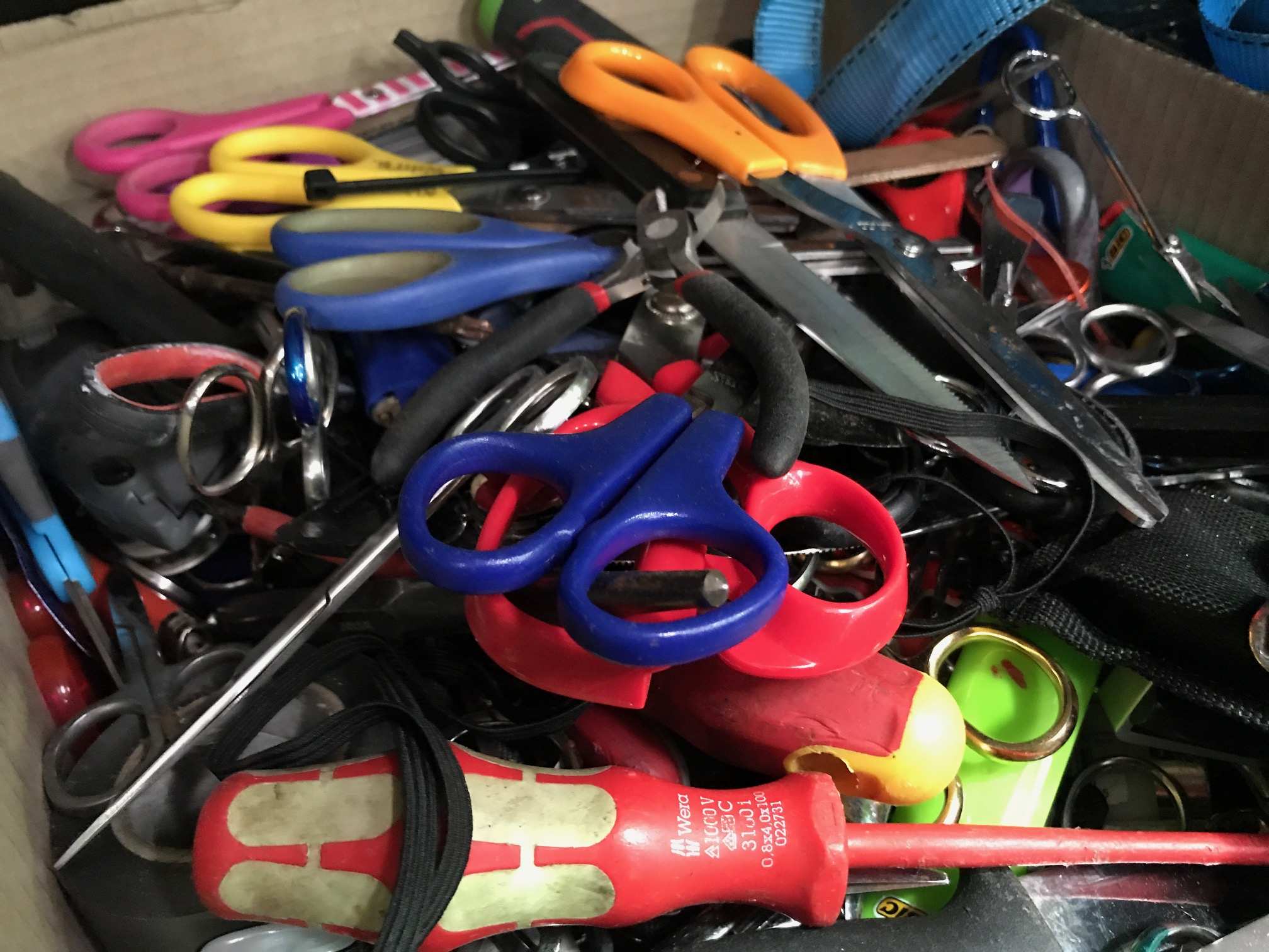 Perth airport auctions lost and surrendered property for charity - ABC News