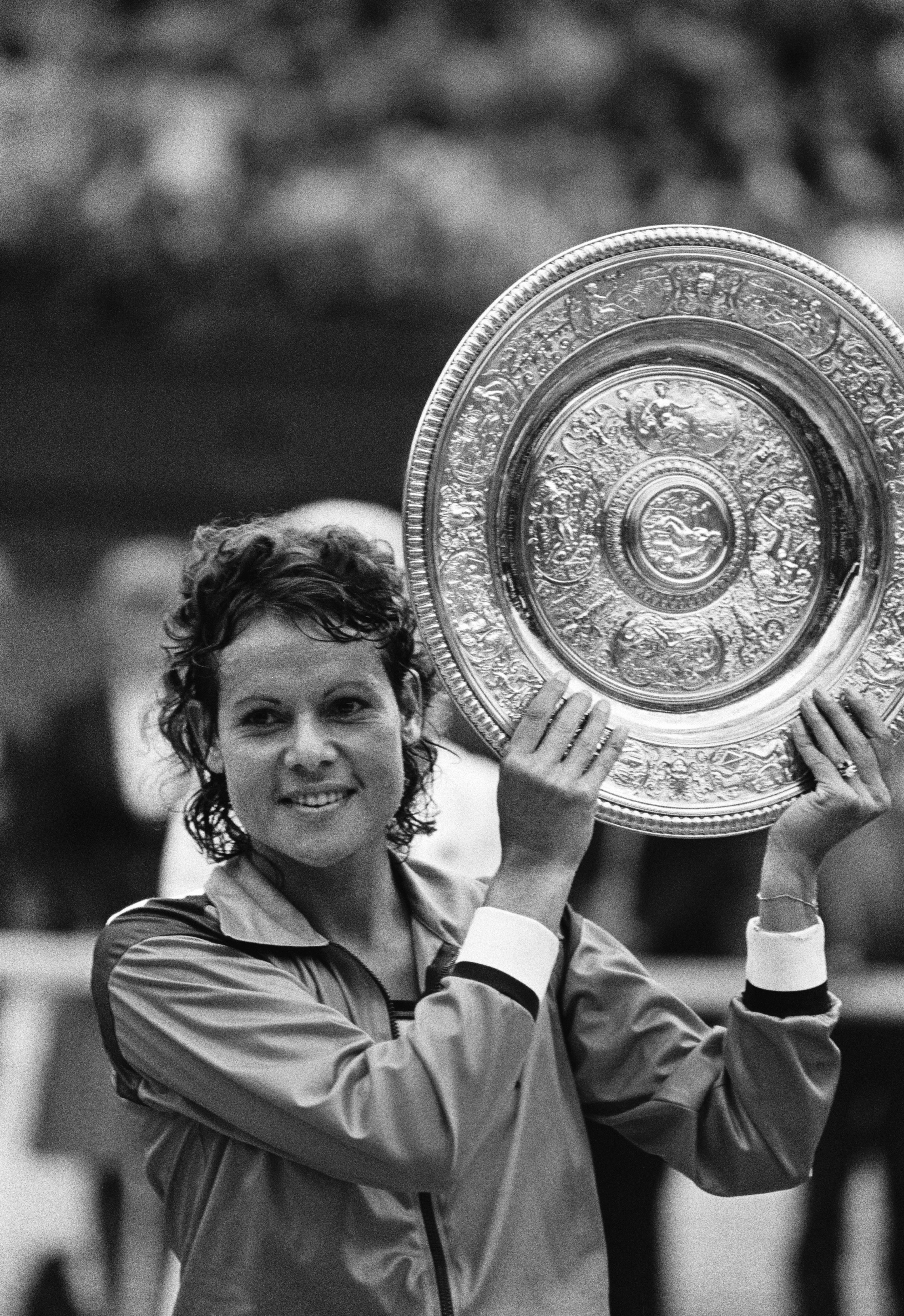 Evonne sostiene el trofeo de Wimbledon. 