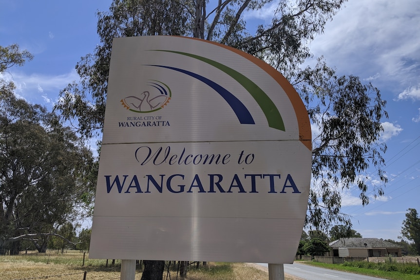 Town sign on the side of the road that reads Welcome to Wangaratta