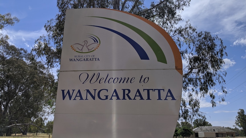 Town sign on the side of the road that reads "Welcome to Wangaratta".