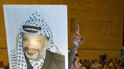 Thousands turn out to support Yasser Arafat
