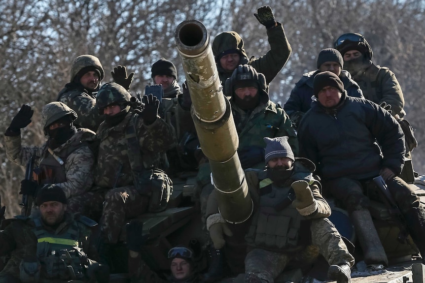 Ukrainian soldiers leave Debaltseve area
