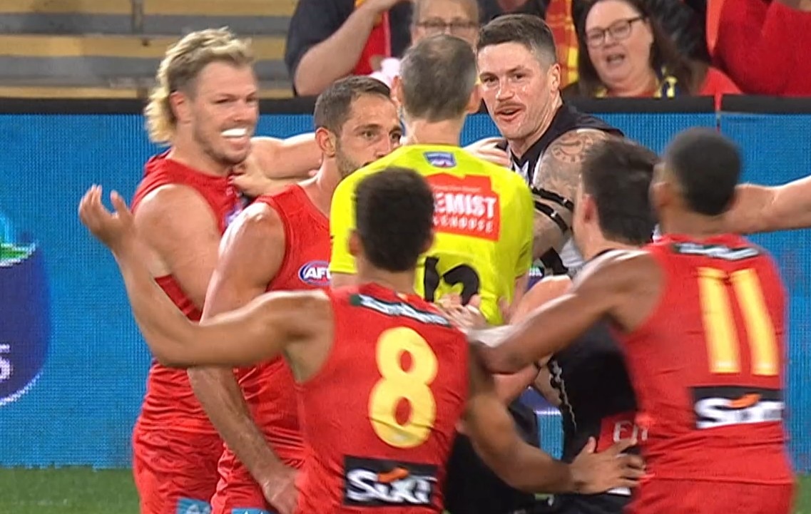 Live: Maynard avoids ban for umpire contact, Saints dominating Dons