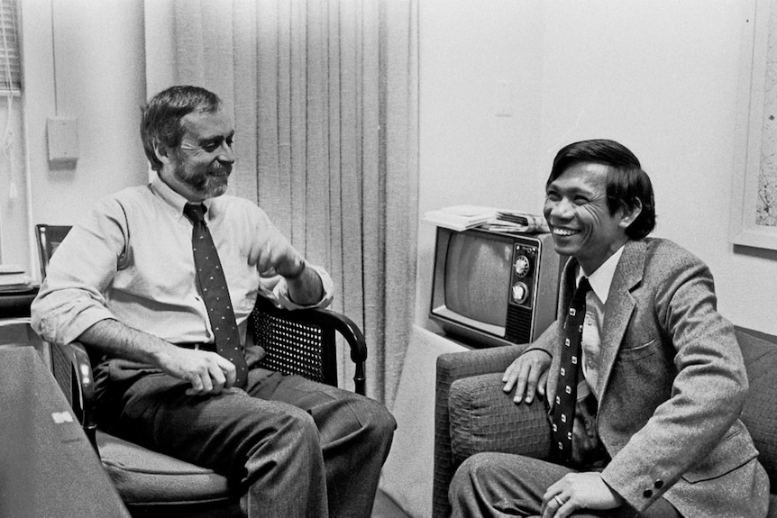 Sydney Schanberg (L) talking with colleague Dith Pran in The Times office in New York.