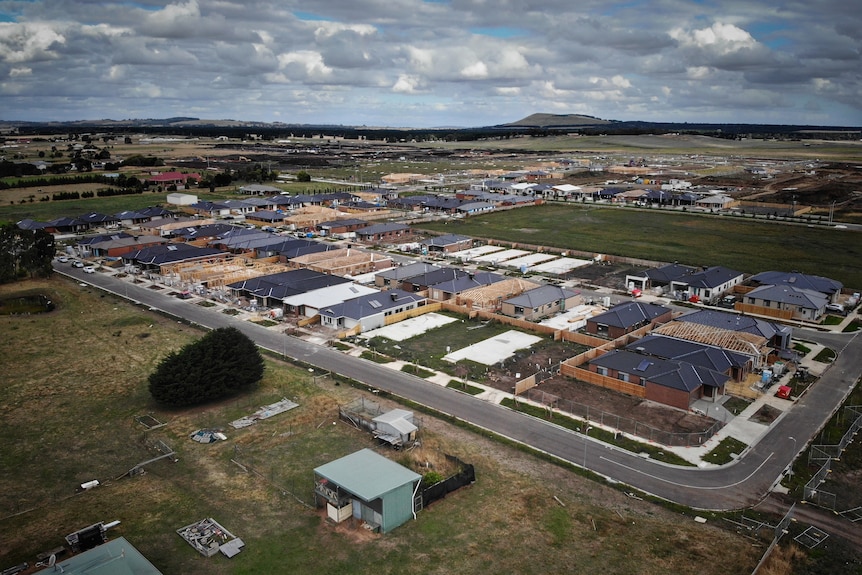 Drone shot d'un domaine résidentiel, avec quelques blocs encore en construction.