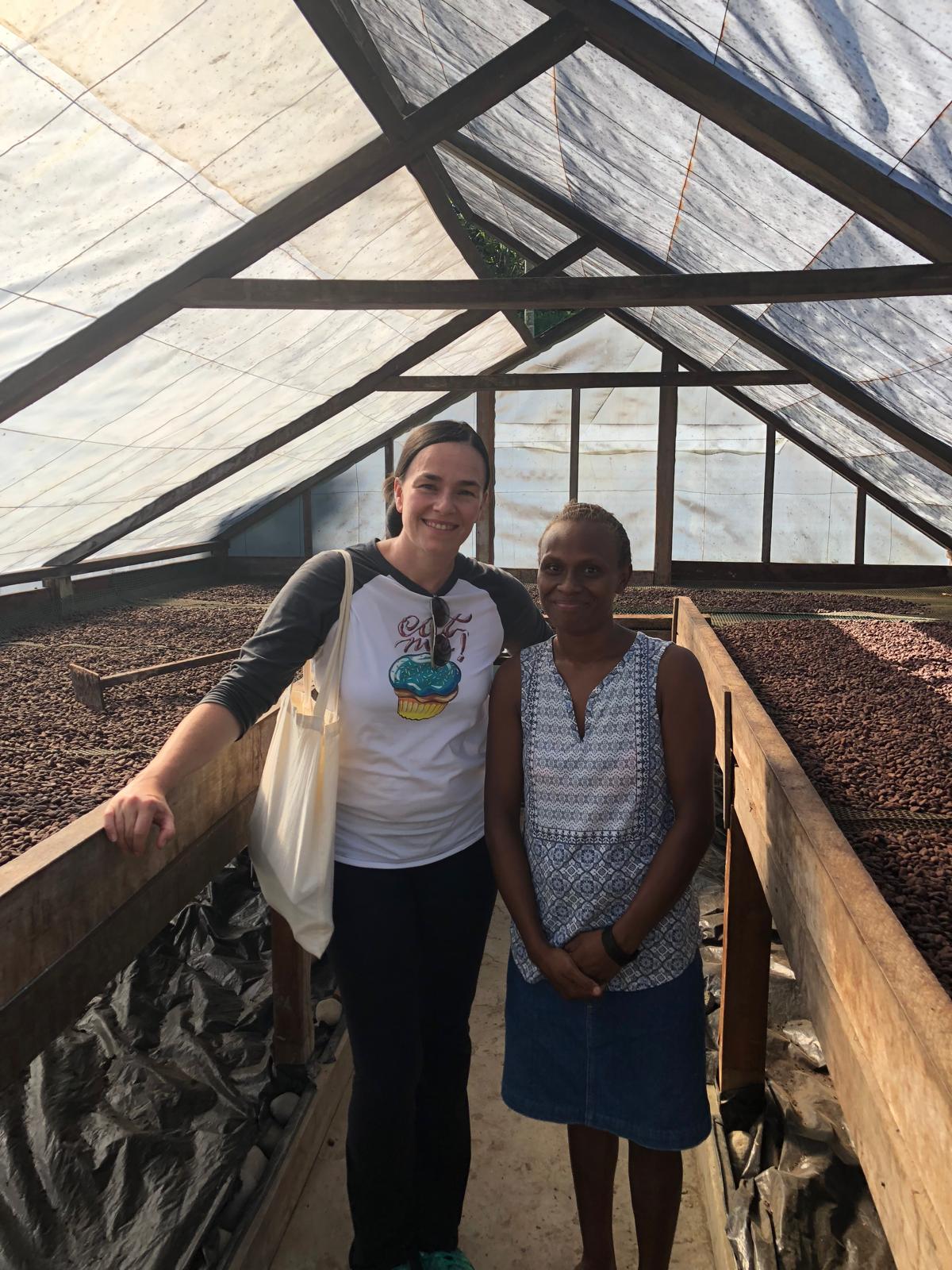 duas mulheres em pé perto de chocolate