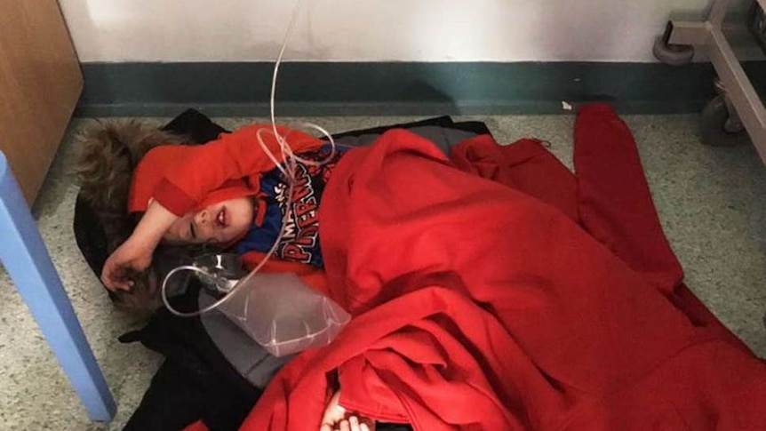 Jack Williment-Barr terpotret tengah berbaring di lantai dengan alas jaket dan masker oksigen di dekatnya.