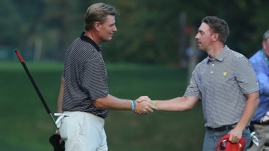 Ernie Els (L) of the Internationals shakes hands with the US' Hunter Mahan at the Presidents Cup.