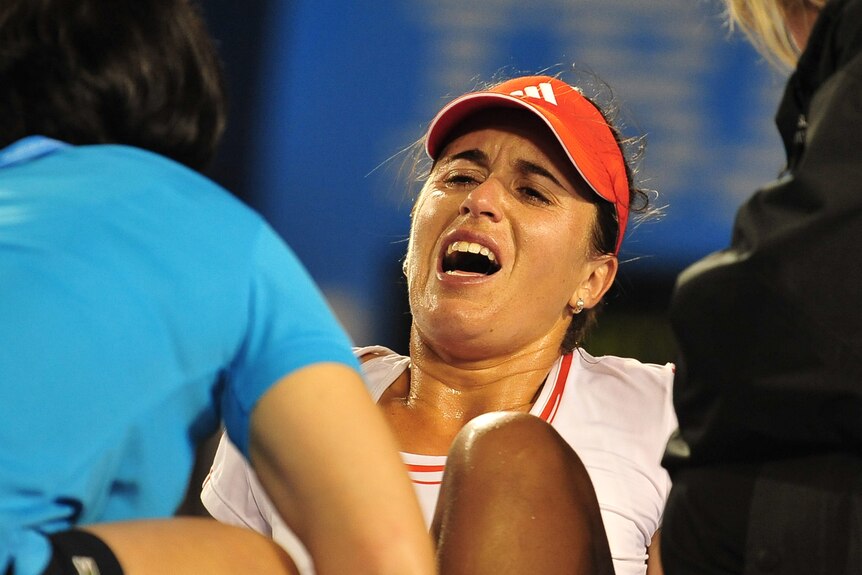 Anabel Medina Garrigues was forced to retire after injuring her knee early in the first set against Li Na.