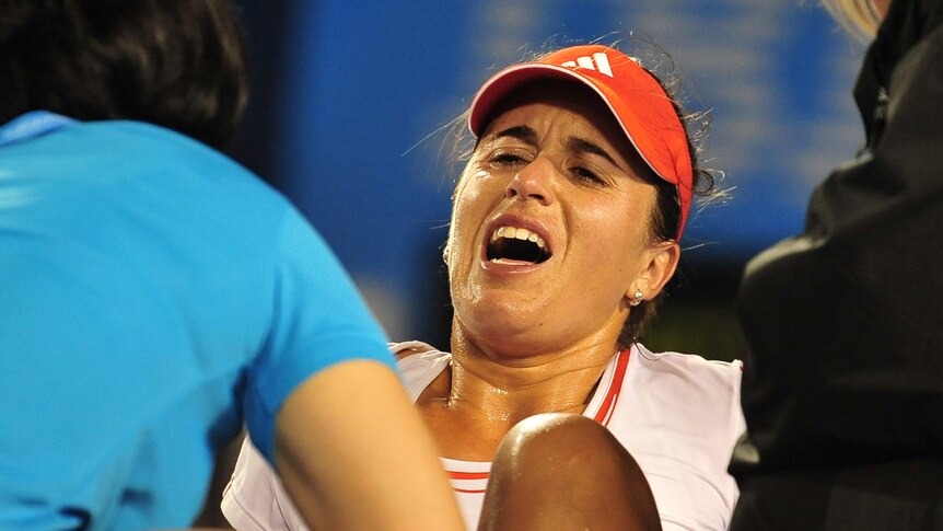 Anabel Medina Garrigues was forced to retire after injuring her knee early in the first set against Li Na.