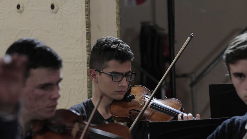 Aboud Kaplo berlatih dengan Orkestra Pemuda Sydney Barat.