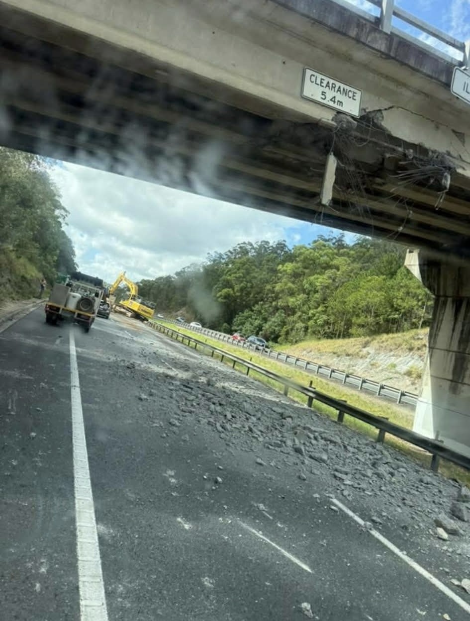 Excavadora golpea un puente que bloquea la autopista Bruce en Sunshine Coast 