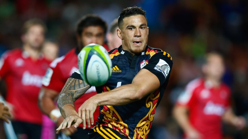 Sonny Bill Williams of the Chiefs passes